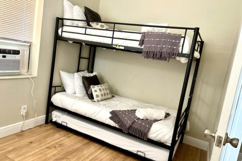 Casa en alquiler en Pompano Beach, Florida, 3 dormitorios, 53.51 m2 № 1142377 - foto 1