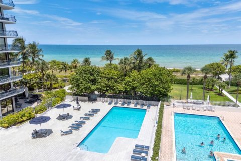 Condo in Surfside, Florida, 2 bedrooms  № 1931682 - photo 24