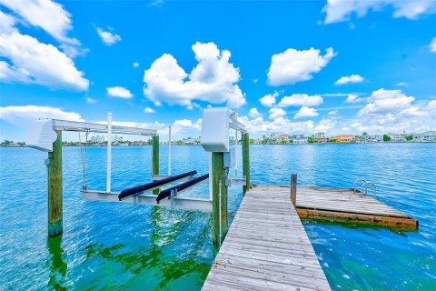 House in Saint Pete Beach, Florida 4 bedrooms, 344.39 sq.m. № 1915006 - photo 5