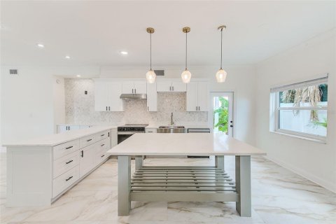 House in Saint Pete Beach, Florida 4 bedrooms, 344.39 sq.m. № 1915006 - photo 7