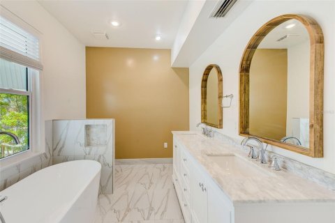 House in Saint Pete Beach, Florida 4 bedrooms, 344.39 sq.m. № 1915006 - photo 16