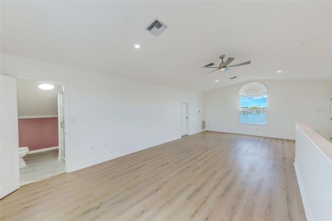 House in Saint Pete Beach, Florida 4 bedrooms, 344.39 sq.m. № 1915006 - photo 27