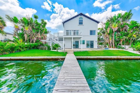 House in Saint Pete Beach, Florida 4 bedrooms, 344.39 sq.m. № 1915006 - photo 3