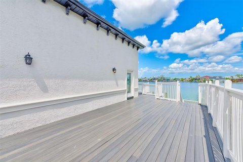 House in Saint Pete Beach, Florida 4 bedrooms, 344.39 sq.m. № 1915006 - photo 25