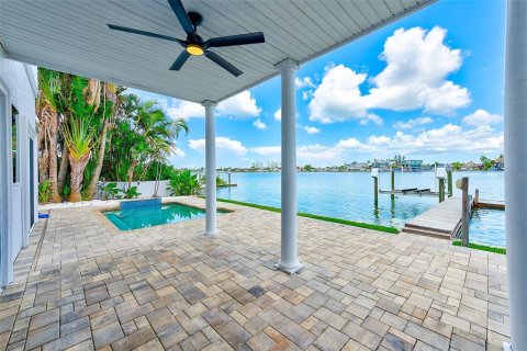 House in Saint Pete Beach, Florida 4 bedrooms, 344.39 sq.m. № 1915006 - photo 4