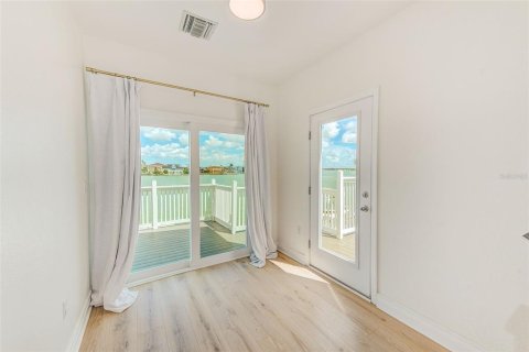 House in Saint Pete Beach, Florida 4 bedrooms, 344.39 sq.m. № 1915006 - photo 23