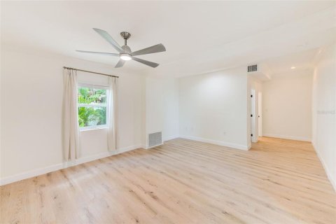 House in Saint Pete Beach, Florida 4 bedrooms, 344.39 sq.m. № 1915006 - photo 18