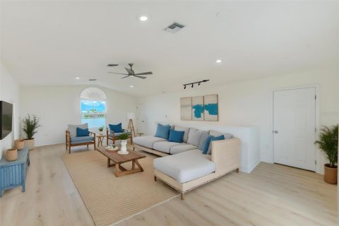 House in Saint Pete Beach, Florida 4 bedrooms, 344.39 sq.m. № 1915006 - photo 30