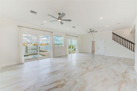 House in Saint Pete Beach, Florida 4 bedrooms, 344.39 sq.m. № 1915006 - photo 11