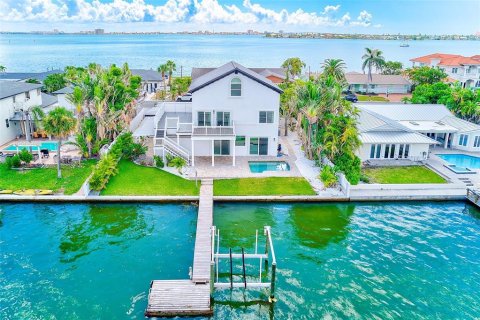 House in Saint Pete Beach, Florida 4 bedrooms, 344.39 sq.m. № 1915006 - photo 6
