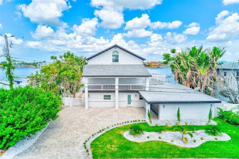 House in Saint Pete Beach, Florida 4 bedrooms, 344.39 sq.m. № 1915006 - photo 2