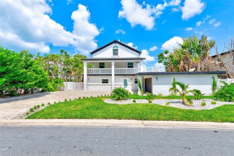 House in Saint Pete Beach, Florida 4 bedrooms, 344.39 sq.m. № 1915006 - photo 1