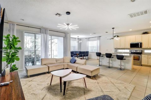 Casa en venta en Kissimmee, Florida, 5 dormitorios, 284.93 m2 № 2144098 - foto 4