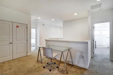 Casa en venta en Kissimmee, Florida, 5 dormitorios, 284.93 m2 № 2144098 - foto 19