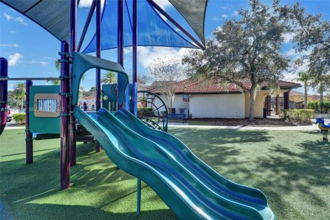 Casa en venta en Kissimmee, Florida, 5 dormitorios, 284.93 m2 № 2144098 - foto 26