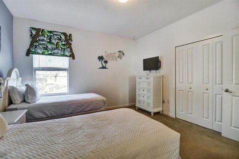 Casa en venta en Kissimmee, Florida, 5 dormitorios, 284.93 m2 № 2144098 - foto 13