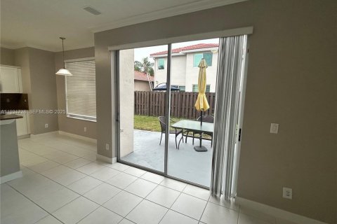 Снять в аренду виллу или дом в Уэстон, Флорида 4 спальни, 194.26м2, № 1990979 - фото 23