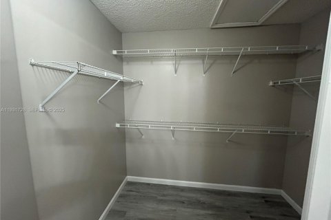 Снять в аренду виллу или дом в Уэстон, Флорида 4 спальни, 194.26м2, № 1990979 - фото 21