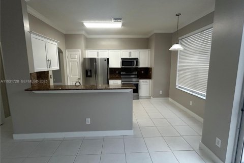 Снять в аренду виллу или дом в Уэстон, Флорида 4 спальни, 194.26м2, № 1990979 - фото 24