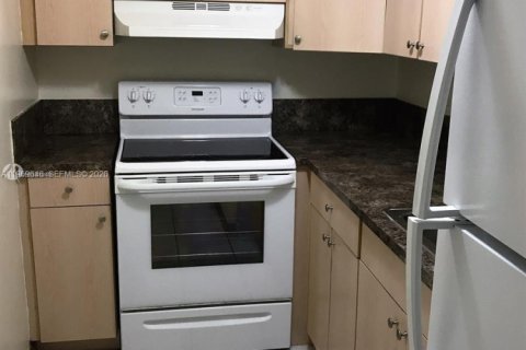 Снять в аренду кондоминиум в Майами, Флорида 2 спальни, 72.65м2, № 2030370 - фото 2