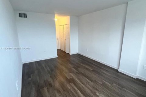 Condo in North Miami, Florida, 1 bedroom № 1994465 - photo 7