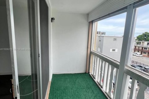 Condo in North Miami, Florida, 1 bedroom № 1994465 - photo 12