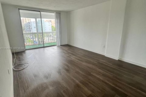 Condo in North Miami, Florida, 1 bedroom № 1994465 - photo 6