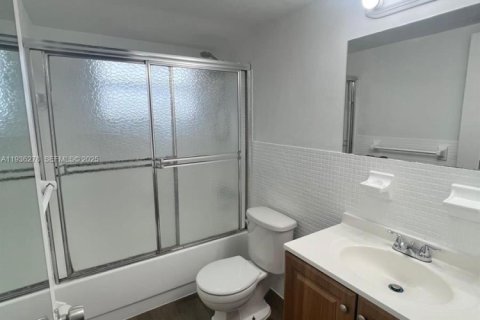 Condo in North Miami, Florida, 1 bedroom № 1994465 - photo 10