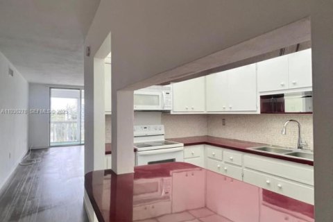 Condo in North Miami, Florida, 1 bedroom № 1994465 - photo 4