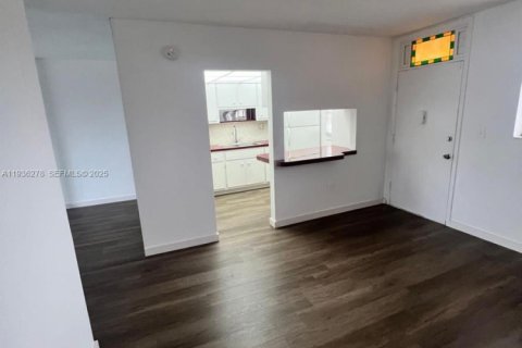 Condo in North Miami, Florida, 1 bedroom № 1994465 - photo 1