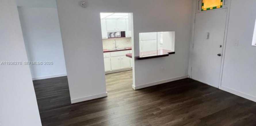 Condo in North Miami, Florida, 1 bedroom № 1994465
