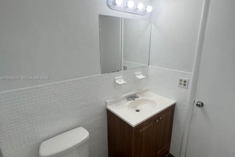 Condo in North Miami, Florida, 1 bedroom № 1994465 - photo 11