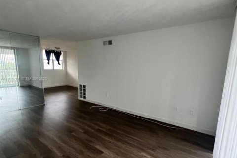 Condo in North Miami, Florida, 1 bedroom № 1994465 - photo 2