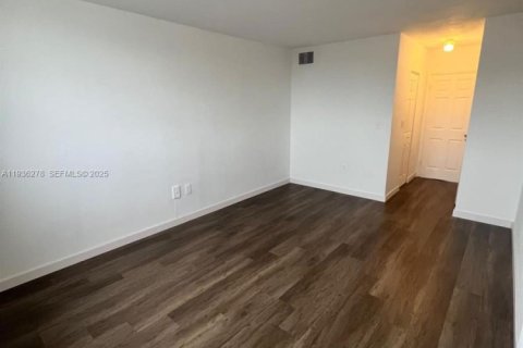 Condo in North Miami, Florida, 1 bedroom № 1994465 - photo 5
