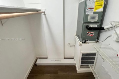 Condo in North Miami, Florida, 1 bedroom № 1994465 - photo 9