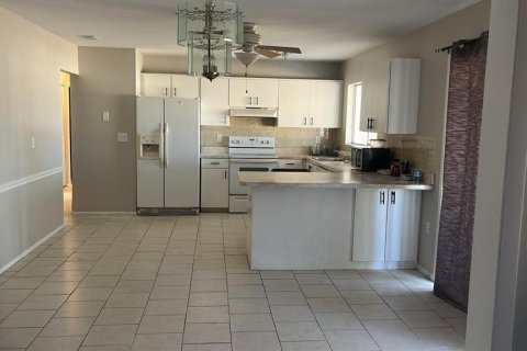 House in North Port, Florida 3 bedrooms, 122.26 sq.m. № 2233446 - photo 4