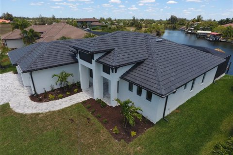 House in Port Charlotte, Florida 4 bedrooms, 195.75 sq.m. № 1824612 - photo 9