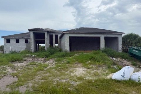 House in Port Charlotte, Florida 4 bedrooms, 195.75 sq.m. № 1824612 - photo 1