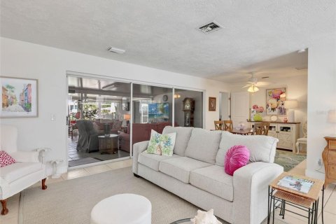 Casa en venta en Cape Coral, Florida, 3 dormitorios, 207.92 m2 № 1908637 - foto 9