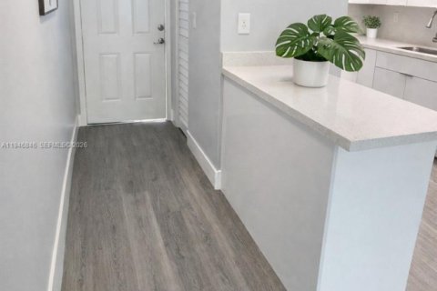 Apartment in Hialeah Gardens, Florida 2 bedrooms, 89.19 sq.m. № 2003614 - photo 2