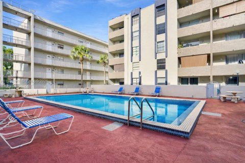 Apartment in Hialeah Gardens, Florida 2 bedrooms, 89.19 sq.m. № 2003614 - photo 10