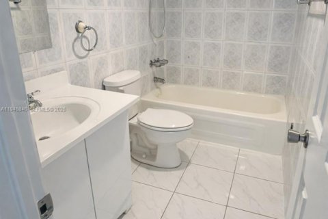 Apartment in Hialeah Gardens, Florida 2 bedrooms, 89.19 sq.m. № 2003614 - photo 7