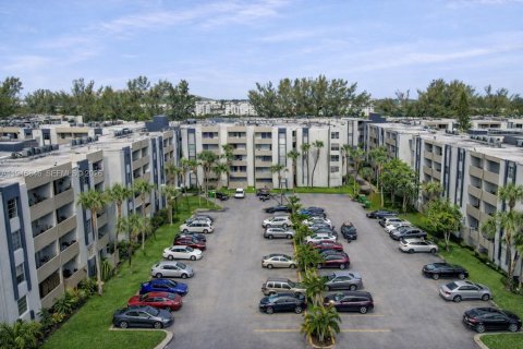 Apartment in Hialeah Gardens, Florida 2 bedrooms, 89.19 sq.m. № 2003614 - photo 12