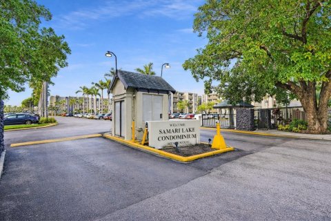 Apartment in Hialeah Gardens, Florida 2 bedrooms, 89.19 sq.m. № 2003614 - photo 9