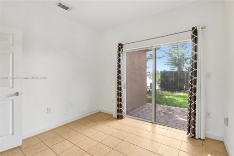 Купить виллу или дом в Хомстед, Флорида 3 спальни, 111.48м2, № 1970956 - фото 14