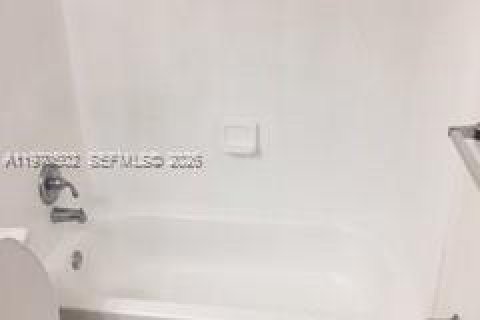 Condo in Miramar, Florida, 2 bedrooms  № 2032065 - photo 26