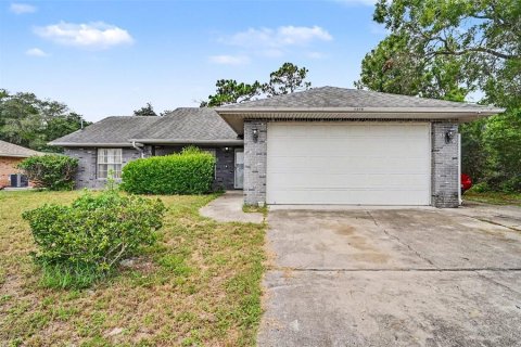 House in Deltona, Florida 4 bedrooms, 117.43 sq.m. № 2277688