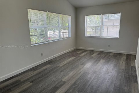 House in Lantana, Florida 2 bedrooms, 80.92 sq.m. № 1980264 - photo 13