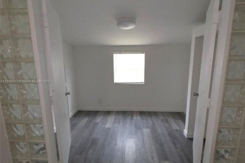 House in Lantana, Florida 2 bedrooms, 80.92 sq.m. № 1980264 - photo 9