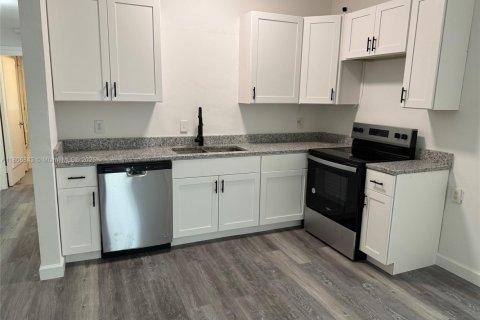 House in Lantana, Florida 2 bedrooms, 80.92 sq.m. № 1980264 - photo 5